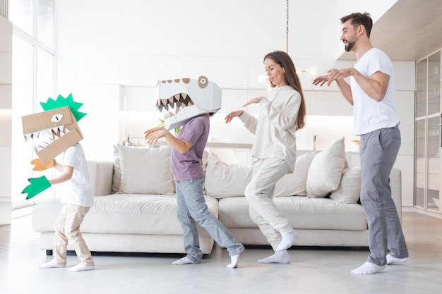 Família jogando dinossauros em casa