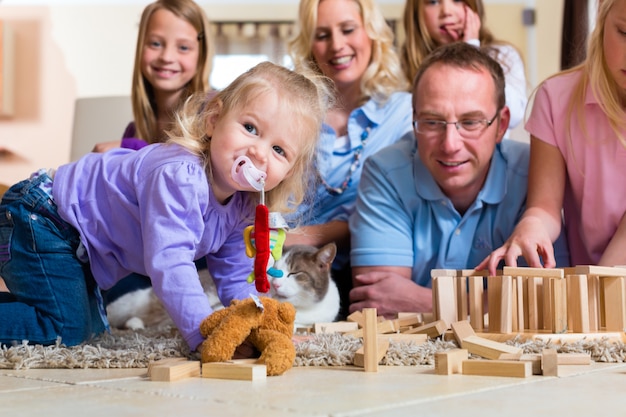 Família jogando em casa