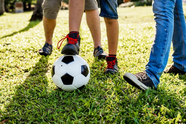 Família jogando futebol no jardim