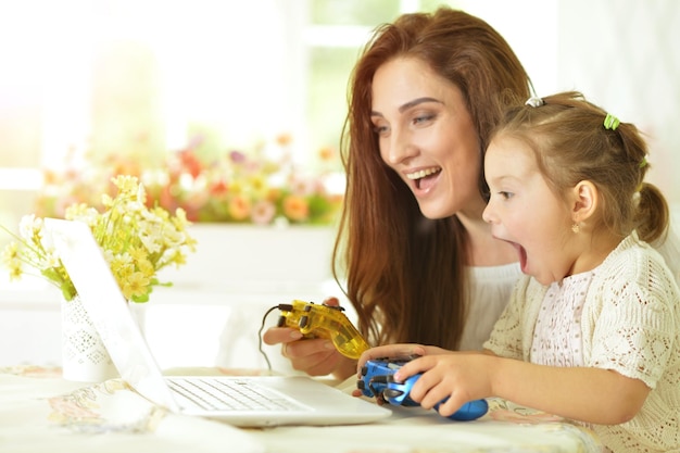 Família jogando jogo de computador