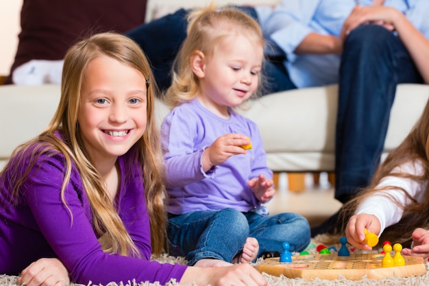 Família jogando jogo de tabuleiro em casa