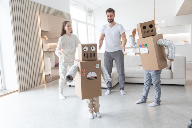 Família jogando robôs em casa