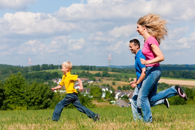 Família jogando tag no Prado no verão