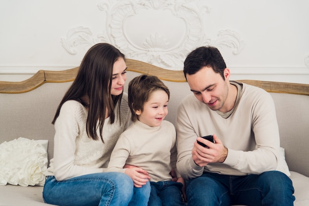 Família jogando videogame no telefone