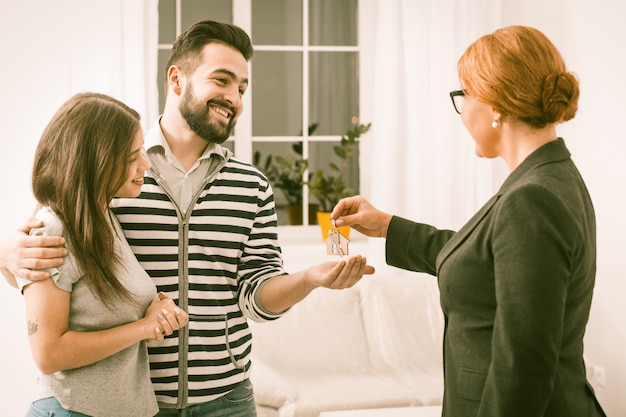 Família jovem acaba de comprar novo apartamento