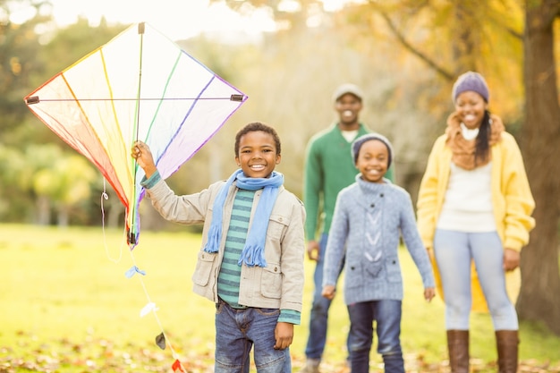 Família jovem brincando com pipa