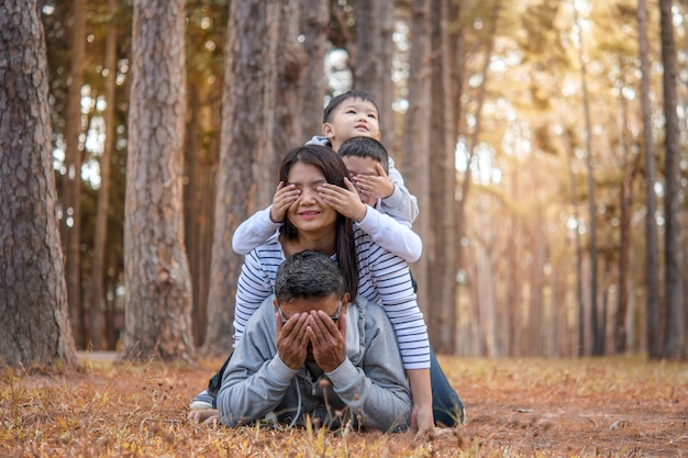 Família jovem, com, crianças, tendo divertimento, em, natureza