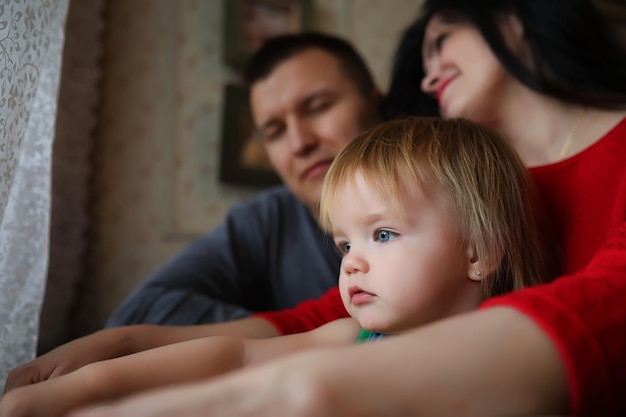 Família jovem com meninas gêmeas