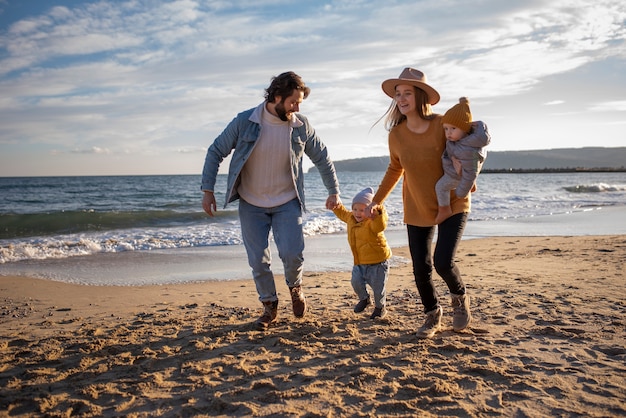 Família jovem curtindo sua viagem