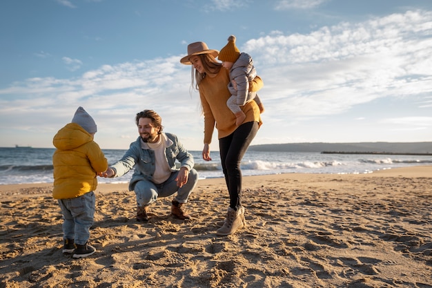 Foto família jovem curtindo sua viagem