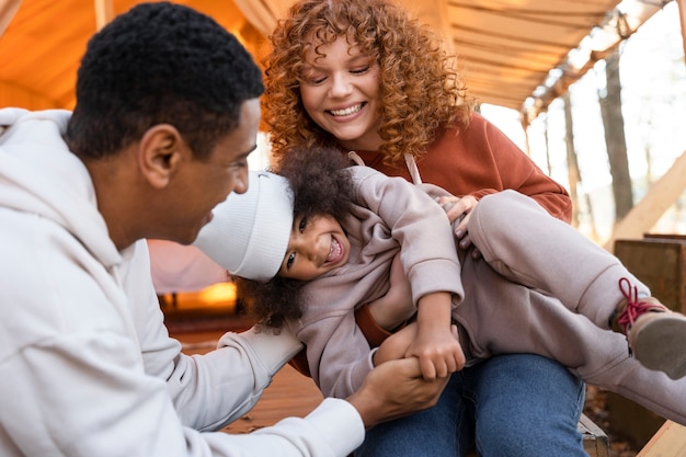 Foto família jovem curtindo viagens