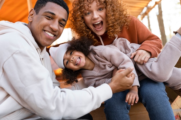 Foto família jovem curtindo viagens