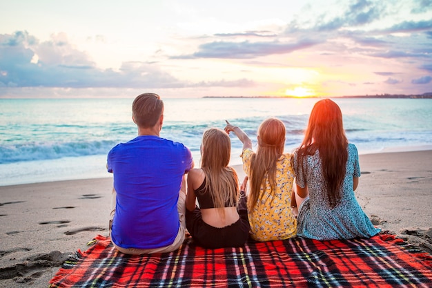 Família jovem de férias à noite