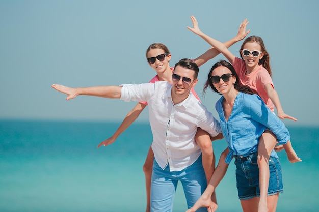 Família jovem de férias se diverte muito