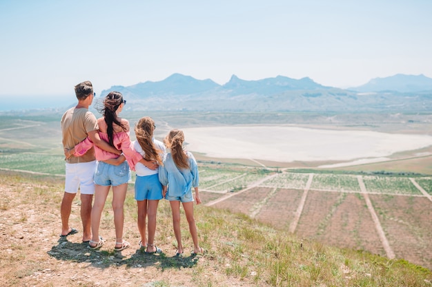 Família jovem de férias se divertindo muito