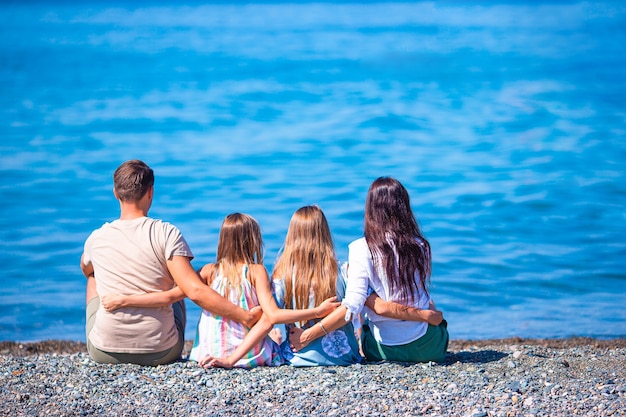 Família jovem de férias se divertindo muito