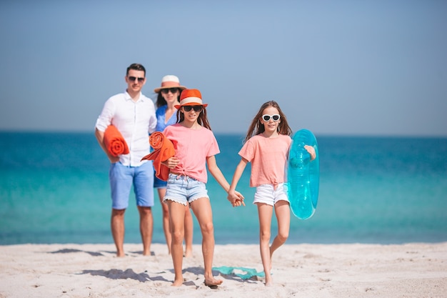 Família jovem de férias se divertindo muito