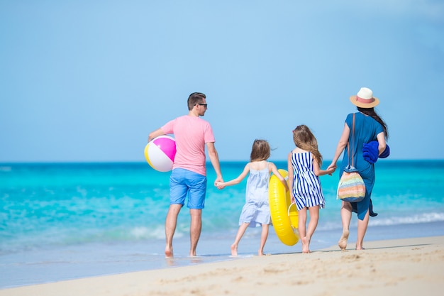 Família jovem de férias se divertir muito juntos. Pais e filhos indo nadar