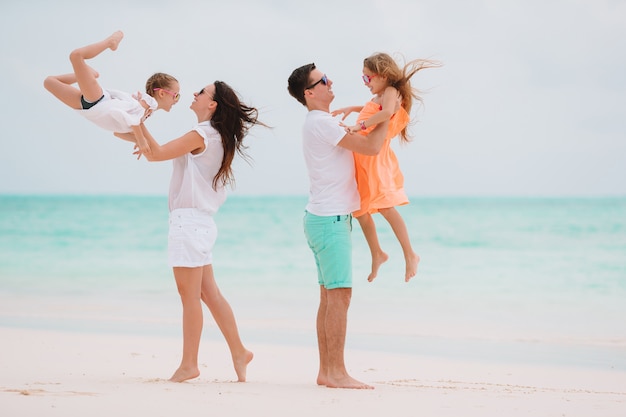 Família jovem de férias se divertir muito