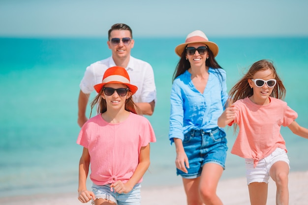 Família jovem de férias se divertir muito