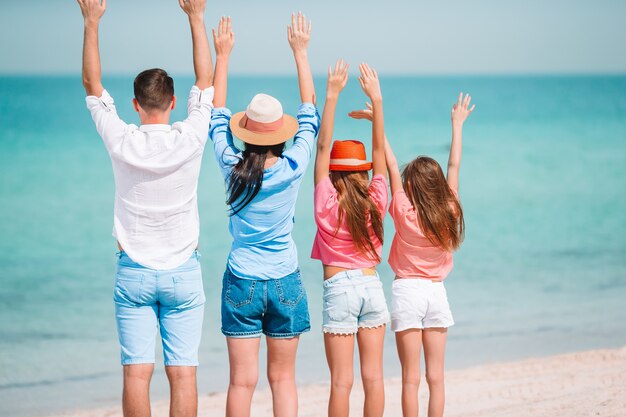 Família jovem de férias se divertir muito