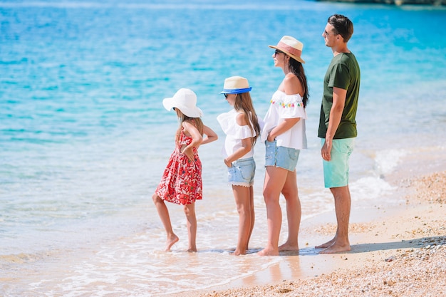 Família jovem de férias se divertir muito