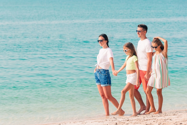 Família jovem de férias se divertir muito