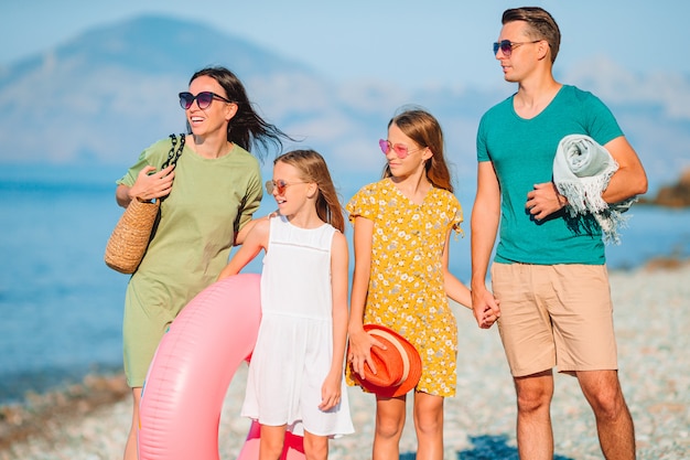 Família jovem de férias se divertir muito