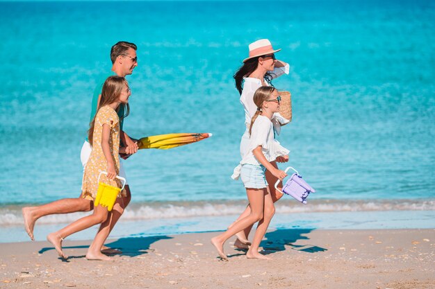 Família jovem de férias se divertir muito