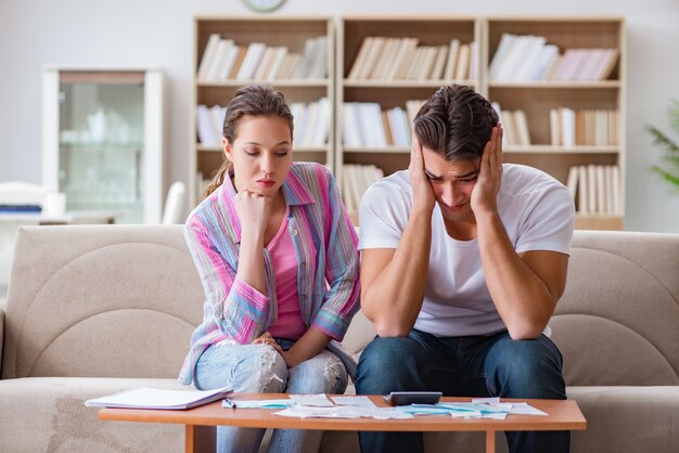 Família jovem discutindo finanças familiares