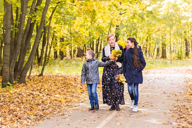 Família jovem e feliz, passando um tempo juntos ao ar livre na natureza do outono