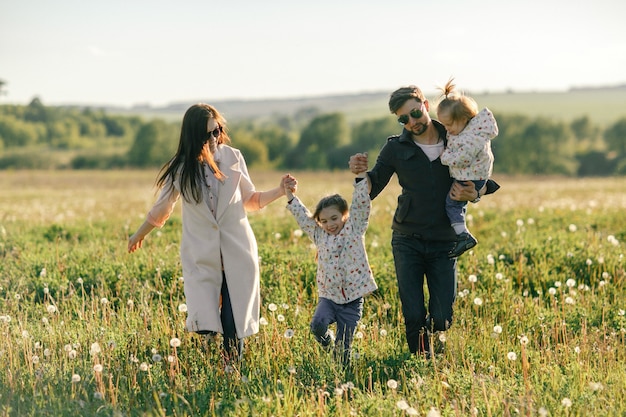 Família jovem e feliz passando um tempo juntos ao ar livre na natureza