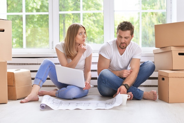 Família jovem e feliz se mudando para sua nova casa