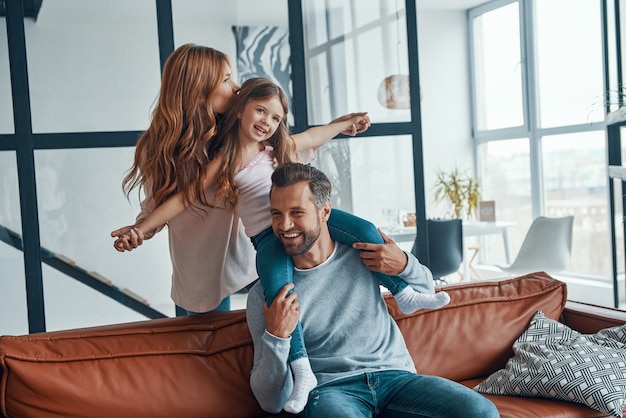 Família jovem e feliz se unindo em casa