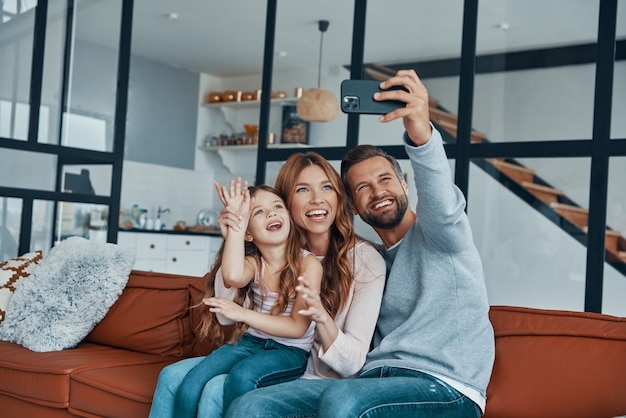 Família jovem e feliz se unindo em casa