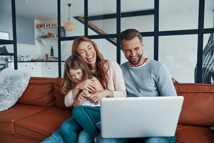 Família jovem e feliz se unindo em casa