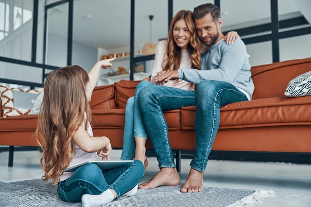 Família jovem e feliz se unindo em casa