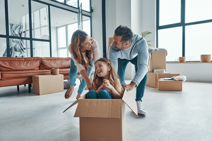Família jovem e feliz se unindo em casa