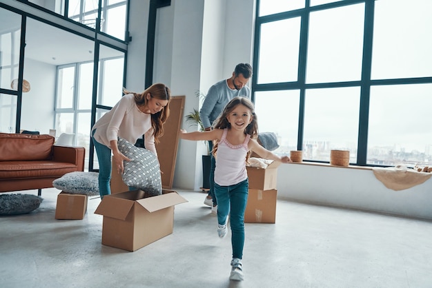 Família jovem e feliz se unindo em casa