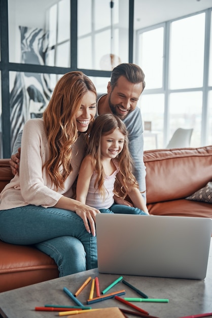 Foto família jovem e feliz se unindo em casa