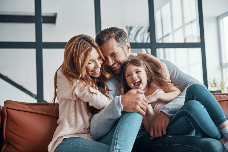 Família jovem e feliz se unindo em casa