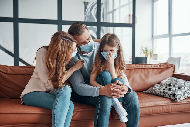 Família jovem e feliz se unindo em casa