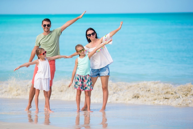 Família jovem em férias de praia