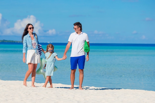 Família jovem em férias de praia