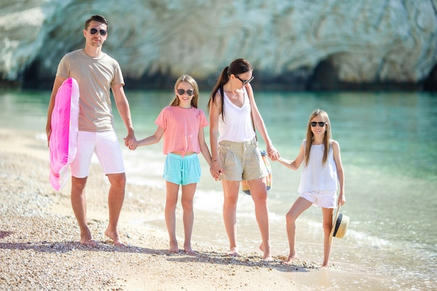 Família jovem em férias tem muita diversão