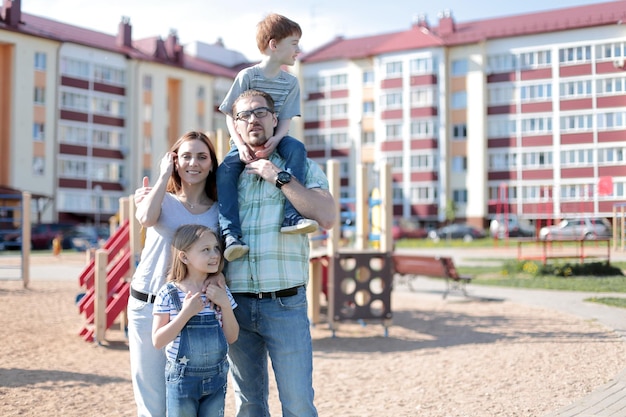 Família jovem em pé no playground