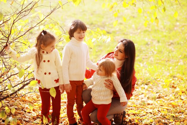 Família jovem em um passeio no parque outono em um dia ensolarado. Felicidade por estarmos juntos.