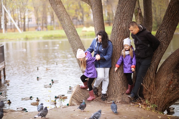 Família jovem em um passeio no parque outono em um dia ensolarado. felicidade por estarmos juntos.