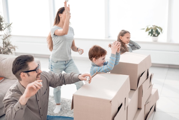 Família jovem está se divertindo em um novo apartamentofoto com espaço de cópia