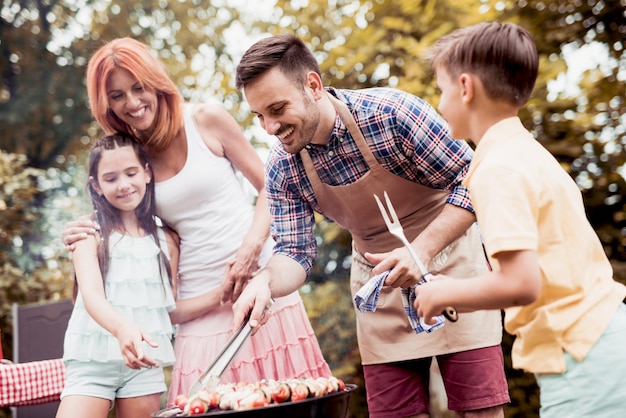 Família jovem faz churrasco